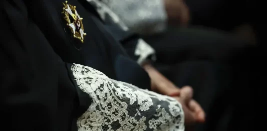 FOTOGRAFÍA. MADRID (REINO DE ESPAÑA), 14 DE MAYO DE 2025. Detalle de una imagen de la puñeta, encaje de las mangas de las togas. Efe