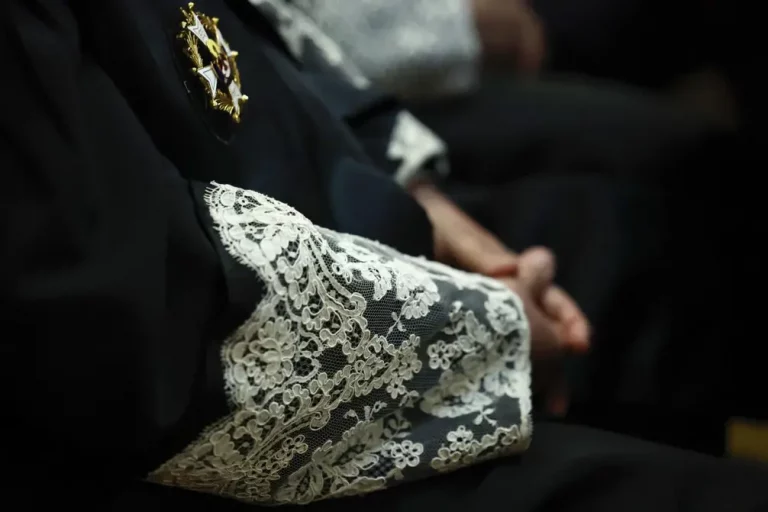 FOTOGRAFÍA. MADRID (REINO DE ESPAÑA), 14 DE MAYO DE 2025. Detalle de una imagen de la puñeta, encaje de las mangas de las togas. Efe