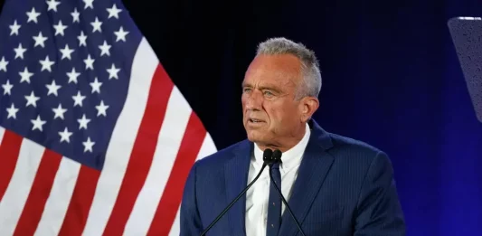 FOTOGRAFÍA. WASHINGTON (ESTADOS UNIDOS DE AMERICA, EEUU), 23 DE AGOSTO DE 2024/FECHA REALACIONADA, 05 DE AGOSTO DE 2025. El candidato independiente en las elecciones presidenciales de Estados Unidos de América (EEUU) desde 2024 hasta su retirada el 22 de agosto de 2024, dando su apoyo al 45º presidente de EEUU y candidato al 47º presidente, Donald John Trump/El secretario de Salud de EEUU por la Administración Donald John Trump/James David Vance, presidente y vicepresidente de United States os America (USA), respectivamente, Robert Francis Kennedy Jr. (Robert Kennedy). Efe