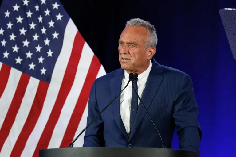 FOTOGRAFÍA. WASHINGTON (ESTADOS UNIDOS DE AMERICA, EEUU), 23 DE AGOSTO DE 2024/FECHA REALACIONADA, 05 DE AGOSTO DE 2025. El candidato independiente en las elecciones presidenciales de Estados Unidos de América (EEUU) desde 2024 hasta su retirada el 22 de agosto de 2024, dando su apoyo al 45º presidente de EEUU y candidato al 47º presidente, Donald John Trump/El secretario de Salud de EEUU por la Administración Donald John Trump/James David Vance, presidente y vicepresidente de United States os America (USA), respectivamente, Robert Francis Kennedy Jr. (Robert Kennedy). Efe