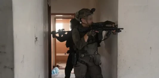 FOTOGRAFÍA. CIUDAD DE GAZA (FRANJA DE GAZA), 29 DE SEPTIEMBRE DE 2025. En la imagen, los guerreros santos las Fuerzas de Defensa de Israel (FDI) del Ejército Israelí Tzáhal, operando en la Ciudad de Gaza, el último bastión de los grupos terroristas islamofascistas del eje del mal en la tierra Ayatolas ISIS: Hamás ISIS e Yihad islámica Palestina en la Franja de Gaza. Se trata de lugares que los corruptos del perverso Occidente idiotizado le vetaron a Israel el acceso a cambio de su traidor y engañoso apoyo político al país hebreo, protegiendo con ello a sus verdaderos socios naziislamistas de Hamás ISIS e Yihad islámica Palestina. De hecho, no han dudado de rescatar a los asesinos terroristas islamistas con un Reconocimiento de un Estado terrorista antisemita Palestino en plena guerra con rehenes en manos de sus socios y abandonando a su suerte al pueblo de Israel. Capitana Ella Waweya/Ejército Israelí Tzáhal/Lasvocesdelpueblo (Ñ Pueblo)