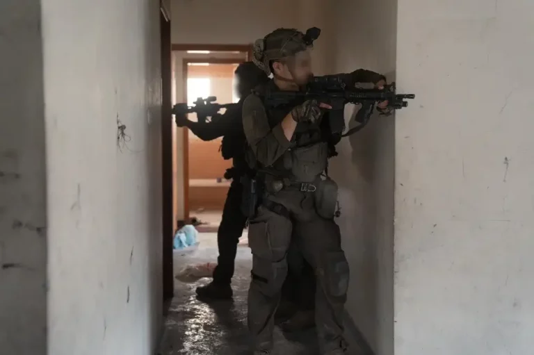 FOTOGRAFÍA. CIUDAD DE GAZA (FRANJA DE GAZA), 29 DE SEPTIEMBRE DE 2025. En la imagen, los guerreros santos las Fuerzas de Defensa de Israel (FDI) del Ejército Israelí Tzáhal, operando en la Ciudad de Gaza, el último bastión de los grupos terroristas islamofascistas del eje del mal en la tierra Ayatolas ISIS: Hamás ISIS e Yihad islámica Palestina en la Franja de Gaza. Se trata de lugares que los corruptos del perverso Occidente idiotizado le vetaron a Israel el acceso a cambio de su traidor y engañoso apoyo político al país hebreo, protegiendo con ello a sus verdaderos socios naziislamistas de Hamás ISIS e Yihad islámica Palestina. De hecho, no han dudado de rescatar a los asesinos terroristas islamistas con un Reconocimiento de un Estado terrorista antisemita Palestino en plena guerra con rehenes en manos de sus socios y abandonando a su suerte al pueblo de Israel. Capitana Ella Waweya/Ejército Israelí Tzáhal/Lasvocesdelpueblo (Ñ Pueblo)