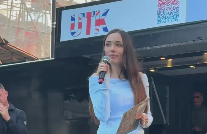 La Revolución cultural inglesa reúne a 3.000.000 de patriotas en Londres, Ada Lluch, Tommy Robinson, Iglaterra (2) FOTOGRAFÍA. LONDRES (REINO UNIDO), 13 DE SEPTIEMBRE DE 2025. Una marea humana inglesa de más de 3.000.000 de patriotas ingleses inunda las calles del centro de Londres para recuperar el país invadido por el islamismo y el terror migratorio vinculado a él. El líder de la Resistencia en este país, Tommy Robinson, que ha contado esta vez con la colaboración estrecha de la Resistencia internacional antiWOKE y antiglobalismo, de la mano de la joven activista española, Ada Lluch, de 25 años, o del empresario y dueño de la red social X, Elon Reeve Musk, y, sobre todo, de la gran colaboración ciudadana inglesa, harta de ser borrada en su propia tierra por la élite corrupta en el poder. El mensaje ha sido claro, el pueblo inglés se ha levantado de su silencio y quiere que el régimen migracionista, WOKE y globalista del socialista Keir Rodney Starmer renuncie a su plan de destrucción cultural de Inglaterra o convoque elecciones para que sean los ingleses quienes decidan qué modelo de país quieren tener. Captura vídeo/Tommy Robinson/Lasvocesdelpueblo (Ñ Pueblo)