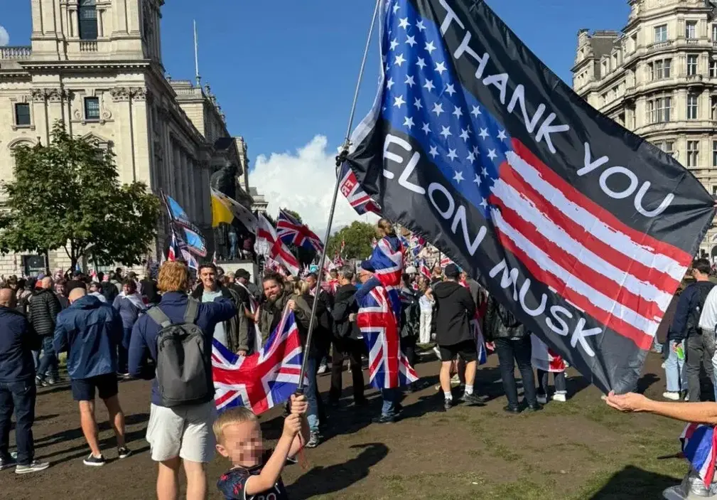 FOTOGRAFÍA. LONDRES (REINO UNIDO), 13 DE SEPTIEMBRE DE 2025. Una marea humana inglesa de más de 3.000.000 de patriotas ingleses inunda las calles del centro de Londres para recuperar el país invadido por el islamismo y el terror migratorio vinculado a él. El líder de la Resistencia en este país, Tommy Robinson, que ha contado esta vez con la colaboración estrecha de la Resistencia internacional antiWOKE y antiglobalismo, de la mano de la joven activista española,  Ada Lluch, de 25 años, o del empresario y dueño de la red social X, Elon Reeve Musk, y, sobre todo, de la gran colaboración ciudadana inglesa, harta de ser borrada en su propia tierra por la élite corrupta en el poder. El mensaje ha sido claro, el pueblo inglés se ha levantado de su silencio y quiere que el régimen migracionista, WOKE y globalista del socialista Keir Rodney Starmer renuncie a su plan de destrucción cultural de Inglaterra o convoque elecciones para que sean los ingleses quienes decidan qué modelo de país quieren tener. Captura vídeo/Tommy Robinson/Lasvocesdelpueblo (Ñ Pueblo)