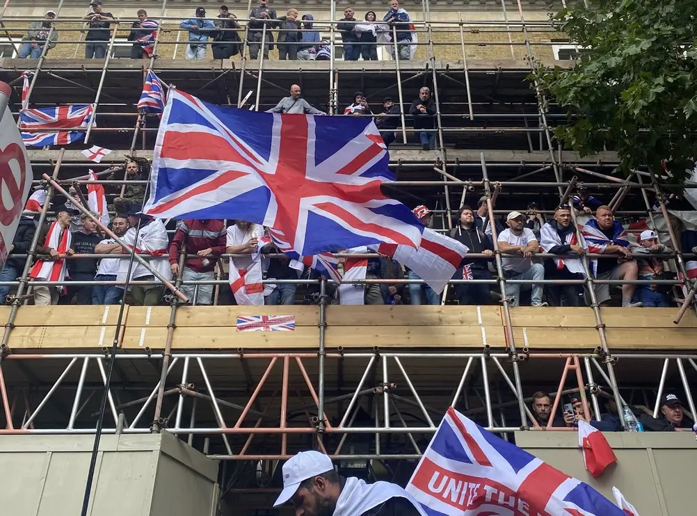 FOTOGRAFÍA. LONDRES (REINO UNIDO), 13 DE SEPTIEMBRE DE 2025. Una marea humana inglesa de más de 3.000.000 de patriotas ingleses inunda las calles del centro de Londres para recuperar el país invadido por el islamismo y el terror migratorio vinculado a él. El líder de la Resistencia en este país, Tommy Robinson, que ha contado esta vez con la colaboración estrecha de la Resistencia internacional antiWOKE y antiglobalismo, de la mano de la joven activista española,  Ada Lluch, de 25 años, o del empresario y dueño de la red social X, Elon Reeve Musk, y, sobre todo, de la gran colaboración ciudadana inglesa, harta de ser borrada en su propia tierra por la élite corrupta en el poder. El mensaje ha sido claro, el pueblo inglés se ha levantado de su silencio y quiere que el régimen migracionista, WOKE y globalista del socialista Keir Rodney Starmer renuncie a su plan de destrucción cultural de Inglaterra o convoque elecciones para que sean los ingleses quienes decidan qué modelo de país quieren tener. Captura vídeo/Tommy Robinson/Lasvocesdelpueblo (Ñ Pueblo)