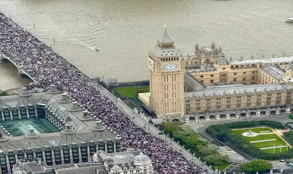 FOTOGRAFÍA. LONDRES (REINO UNIDO), 13 DE SEPTIEMBRE DE 2025. Una marea humana inglesa de más de 3.000.000 de patriotas ingleses inunda las calles del centro de Londres para recuperar el país invadido por el islamismo y el terror migratorio vinculado a él. El líder de la Resistencia en este país, Tommy Robinson, que ha contado esta vez con la colaboración estrecha de la Resistencia internacional antiWOKE y antiglobalismo, de la mano de la joven activista española,  Ada Lluch, de 25 años, o del empresario y dueño de la red social X, Elon Reeve Musk, y, sobre todo, de la gran colaboración ciudadana inglesa, harta de ser borrada en su propia tierra por la élite corrupta en el poder. El mensaje ha sido claro, el pueblo inglés se ha levantado de su silencio y quiere que el régimen migracionista, WOKE y globalista del socialista Keir Rodney Starmer renuncie a su plan de destrucción cultural de Inglaterra o convoque elecciones para que sean los ingleses quienes decidan qué modelo de país quieren tener. Captura vídeo/Tommy Robinson/Lasvocesdelpueblo (Ñ Pueblo)
