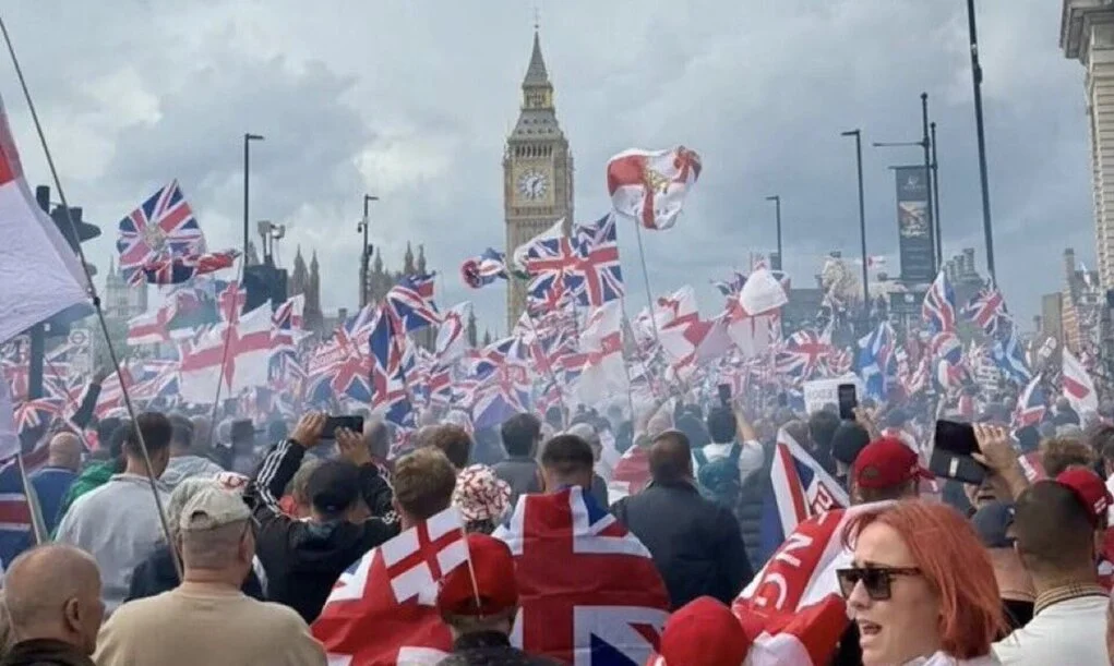 FOTOGRAFÍA. LONDRES (REINO UNIDO), 13 DE SEPTIEMBRE DE 2025. Una marea humana inglesa de más de 3.000.000 de patriotas ingleses inunda las calles del centro de Londres para recuperar el país invadido por el islamismo y el terror migratorio vinculado a él. El líder de la Resistencia en este país, Tommy Robinson, que ha contado esta vez con la colaboración estrecha de la Resistencia internacional antiWOKE y antiglobalismo, de la mano de la joven activista española,  Ada Lluch, de 25 años, o del empresario y dueño de la red social X, Elon Reeve Musk, y, sobre todo, de la gran colaboración ciudadana inglesa, harta de ser borrada en su propia tierra por la élite corrupta en el poder. El mensaje ha sido claro, el pueblo inglés se ha levantado de su silencio y quiere que el régimen migracionista, WOKE y globalista del socialista Keir Rodney Starmer renuncie a su plan de destrucción cultural de Inglaterra o convoque elecciones para que sean los ingleses quienes decidan qué modelo de país quieren tener. Captura vídeo/Tommy Robinson/Lasvocesdelpueblo (Ñ Pueblo)