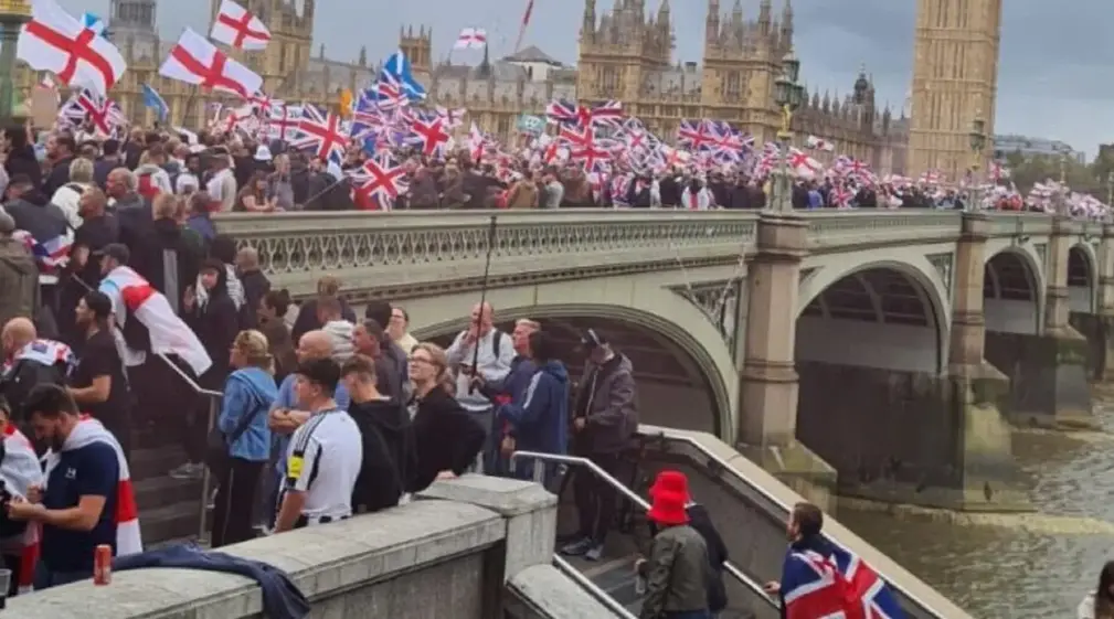 FOTOGRAFÍA. LONDRES (REINO UNIDO), 13 DE SEPTIEMBRE DE 2025. Una marea humana inglesa de más de 3.000.000 de patriotas ingleses inunda las calles del centro de Londres para recuperar el país invadido por el islamismo y el terror migratorio vinculado a él. El líder de la Resistencia en este país, Tommy Robinson, que ha contado esta vez con la colaboración estrecha de la Resistencia internacional antiWOKE y antiglobalismo, de la mano de la joven activista española,  Ada Lluch, de 25 años, o del empresario y dueño de la red social X, Elon Reeve Musk, y, sobre todo, de la gran colaboración ciudadana inglesa, harta de ser borrada en su propia tierra por la élite corrupta en el poder. El mensaje ha sido claro, el pueblo inglés se ha levantado de su silencio y quiere que el régimen migracionista, WOKE y globalista del socialista Keir Rodney Starmer renuncie a su plan de destrucción cultural de Inglaterra o convoque elecciones para que sean los ingleses quienes decidan qué modelo de país quieren tener. Captura vídeo/Tommy Robinson/Lasvocesdelpueblo (Ñ Pueblo)