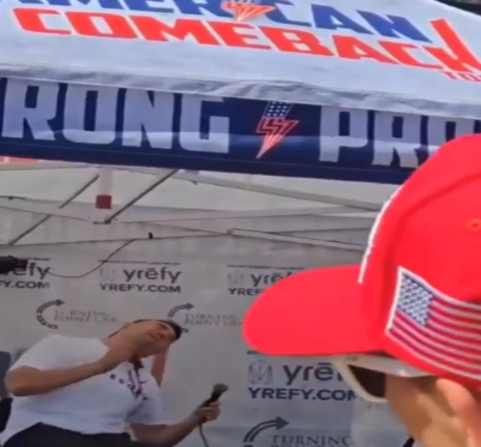 La izquierda Asesina al activista patriota Charles James Kirk (Charlie Kirk) en el campus de la Universidad Utah Valley (2) FOTOGRAFÍA. OREM (ESTADO DE UTAH) ESTADOS UNIDOS DE AMÉRICA, EEUU, 10 DE SEPTIEMBRE DE 2025. La izquierda ha asesinado finalmente al patriota Charles James Kirk (Charlie Kirk) en plena luz del día sin pudor, así como ya intentó contra el presidente y líder del mundo libre Donald John Trump, y por poco lo consiguiera, después de una brutal campaña de odio hacia Trump. Esta vez, la izquierda se ha expresado como mejor sabe hacer, si no funcionan sus insultos, vetos, cancelaciones, cordones sanitarios, ella pasa a los asesinatos. Lasvocesdelpueblo (Ñ Pueblo)