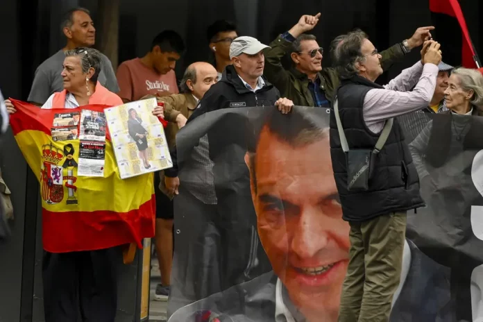 FOTOGRAFÍA. MADRID (REINO DE ESPAÑA), 27 DE SEPTIEMBRE DE 2025. La asociación de las clases obreras, las más afectadas por la corrupción del régimen antisemita de La Moncloa de Pedro Sánchez Pérez-Castejón, HazteOír ha convocado una concentración frente a los Juzgados de Plaza de Castilla bajo el lema "No al corrupto". María Begoña Gómez Fernández (Begoña Gómez), mujer del presidente del Gobierno de España y secretario general del Partido Socialista (PSOE), Pedro Sánchez Pérez-Castejón, estaba citada este sábado por quinta vez a los juzgados para que el magistrado-juez instructor del CASO BEGOÑA GÓMEZ, Juan Carlos Peinado, concrete su imputación por malversación después de determinar que, si sigue adelante el procedimiento, será juzgada por un tribunal del jurado, es decir, para que sean las víctimas de la corrupción del Gobierno de España en coalición entre PSOS y la alianza extremista y antisemita SUMAR la envían a prisión o la perdonan la organización criminal de su familia. Efe