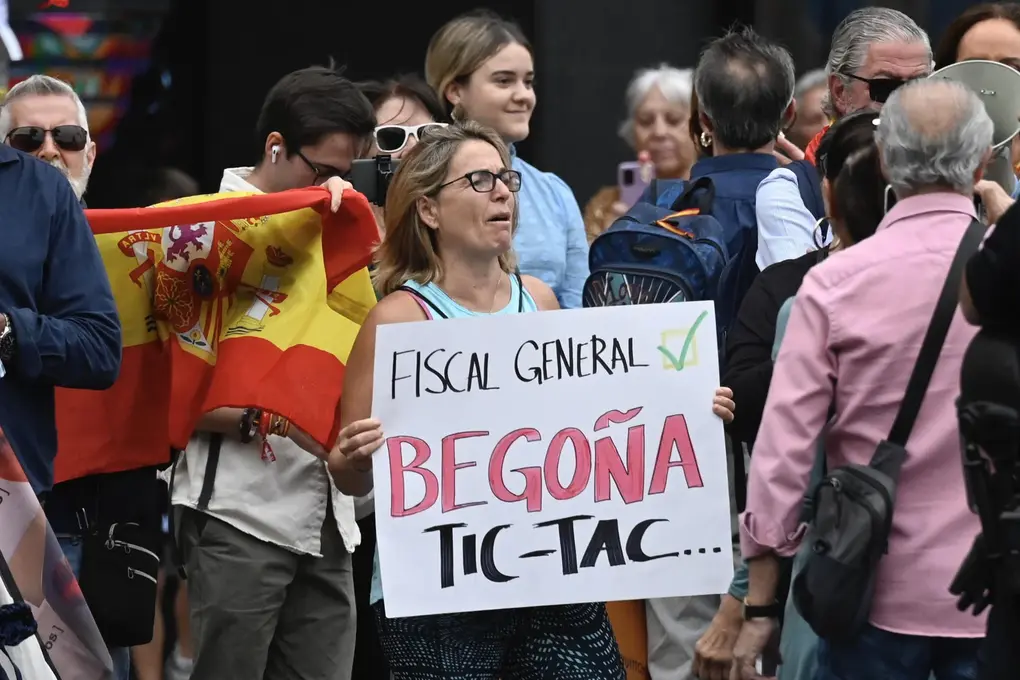 FOTOGRAFÍA. MADRID (REINO DE ESPAÑA), 27 DE SEPTIEMBRE DE 2025. La asociación de las clases obreras, las más afectadas por la corrupción del régimen antisemita de La Moncloa de Pedro Sánchez Pérez-Castejón, HazteOír ha convocado una concentración frente a los Juzgados de Plaza de Castilla bajo el lema "No al corrupto". María Begoña Gómez Fernández (Begoña Gómez), mujer del presidente del Gobierno de España y secretario general del Partido Socialista (PSOE), Pedro Sánchez Pérez-Castejón, estaba citada este sábado por quinta vez a los juzgados para que el magistrado-juez instructor del CASO BEGOÑA GÓMEZ, Juan Carlos Peinado, concrete su imputación por malversación después de determinar que, si sigue adelante el procedimiento, será juzgada por un tribunal del jurado, es decir, para que sean las víctimas de la corrupción del Gobierno de España en coalición entre PSOS y la alianza extremista y antisemita SUMAR la envían a prisión o la perdonan la organización criminal de su familia. Efe