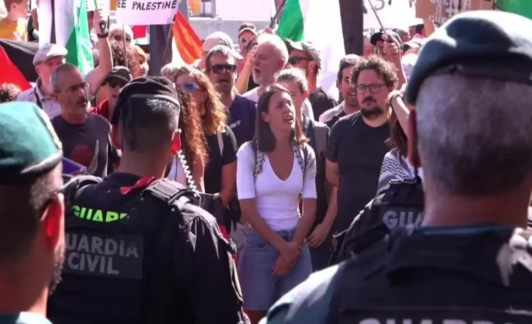 FOTOGRAFÍA. COMUNIDAD DE MADRID (REINO DE ESPAÑA), 13 DE SEPTIEMBRE DE 2025. Profesionales de la Guardia Civil vigilando muy de cerca a los movimientos violentos de los grupos nazis e islamofascistas que se han conjurado para atacar a los deportistas pacíficos del equipo de Israel a la Vuelta a España (Israel-Premier Tech) a favor de los grupos terroristas naziislamistas Hamás ISIS e Yihad Islámica Palestina durante La Vuelta ciclista a España en la Comunidad de Madrid. Entre los grupos islamofascistas se ha podido registrar la presencia de los dirigentes y representantes institucional de la formación política extremista-socialista y antisemita PODEMOS, como presuntamente su eurodiputada y exministra de Igualdad del Gobierno de coalición socialcomunista de Pedro Sánchez Pérez-Castejón, Irene Montero Gil, entre otros individuo antiisraelíes del nacionalsocialismo español del siglo XXI. Captura vídeo Efe/Lasvocesdelpueblo (Ñ Pueblo).