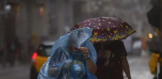 FOTOGRAFÍA. BARCELONA (CATALUÑA) REINO DE ESPAÑA, 11 DE SEPTIEMBRE DE 2025.-Personas se protegen de la lluvia este jueves en el centro de Barcelona. Un frente atlántico pasará previsiblemente este jueves por la península, dejando cielos nubosos y precipitaciones en el extremo norte del país, al tiempo que se esperan temperaturas en aumento en casi toda España. Efe