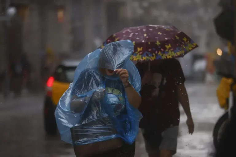 FOTOGRAFÍA. BARCELONA (CATALUÑA) REINO DE ESPAÑA, 11 DE SEPTIEMBRE DE 2025.-Personas se protegen de la lluvia este jueves en el centro de Barcelona. Un frente atlántico pasará previsiblemente este jueves por la península, dejando cielos nubosos y precipitaciones en el extremo norte del país, al tiempo que se esperan temperaturas en aumento en casi toda España. Efe