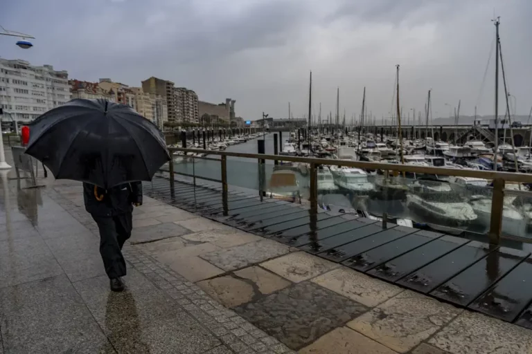 FOTOGRAFÍA. SANTANDER (CANNTABRIA) REINO DE ESPAÑA, 22 DE SEPTIEMBRE DE 2025. Un hombre se protege de la lluvia por el puerto de Santander. Efe