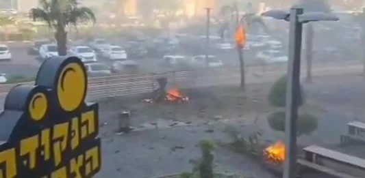 FOTOGRAFÍA. EILAT (ISRAEL), 24 DE SEPTIEMBRE DE 2025. Detalle del lugar de impacto -cerca de un Hotel- del dron kamikaze de los terroristas islamofascistas Hutíes ISIS, captado por un vecino de Eilat. Los Hutíes ISIS atacan Eilat (Israel); al menos "20 heridos", de ellos "2 graves", según reportes. El Ejército israelí Tzáhal confirmó que "Un dron lanzado por el régimen terrorista hutí impacta contra un hotel en Eilat". Lasvocesdelpueblo (Ñ Pueblo)