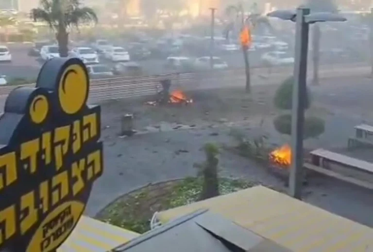 FOTOGRAFÍA. EILAT (ISRAEL), 24 DE SEPTIEMBRE DE 2025. Detalle del lugar de impacto -cerca de un Hotel- del dron kamikaze de los terroristas islamofascistas Hutíes ISIS, captado por un vecino de Eilat. Los Hutíes ISIS atacan Eilat (Israel); al menos "20 heridos", de ellos "2 graves", según reportes. El Ejército israelí Tzáhal confirmó que "Un dron lanzado por el régimen terrorista hutí impacta contra un hotel en Eilat". Lasvocesdelpueblo (Ñ Pueblo)