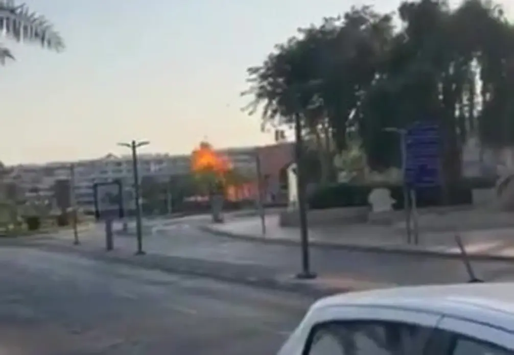 FOTOGRAFÍA. EILAT (ISRAEL), 24 DE SEPTIEMBRE DE 2025. Detalle del lugar de impacto -cerca de un Hotel- del dron kamikaze de los terroristas islamofascistas Hutíes ISIS, captado por un vecino de Eilat. Los Hutíes ISIS atacan Eilat (Israel); al menos "20 heridos", de ellos "2 graves", según reportes. El Ejército israelí Tzáhal confirmó que "Un dron lanzado por el régimen terrorista hutí impacta contra un hotel en Eilat". Lasvocesdelpueblo (Ñ Pueblo)