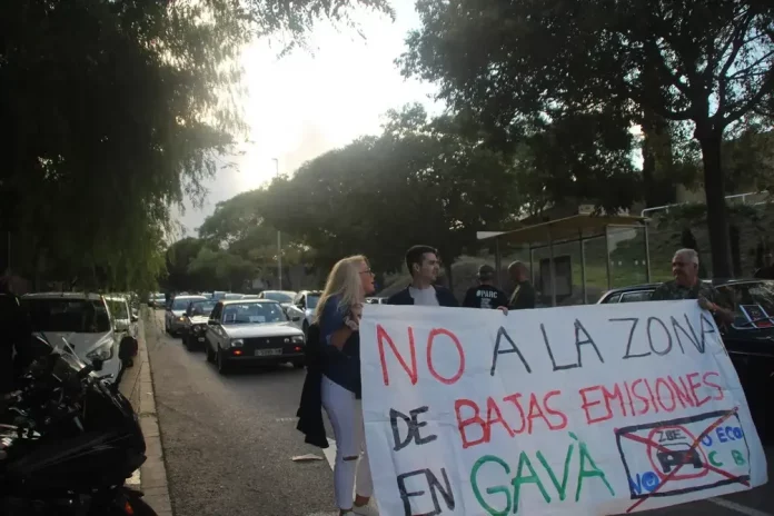 FOTOGRAFÍA. GAVÁ (BARCELOAN) REINO DE ESPAÑA, 27 DE SEPTIEMBRE DE 2025. La manifestación motorizada contra la ZBE en Gavá, convocada por la Asociación de Comerciantes y Vecinos Trias Gaudí de Gavá, ha contado con la participación de la Plataforma Afectados por las Restricciones Circulatorias (PARC), de los Grupos Municipales de VOX en los Ayuntamientos de Gavá y Viladecans. Lasvocesdelpueblo ha registrado la asistencia de las tres concejalas de VOX en Viladecans: Marina Ferrer Sánchez (portavoz), Josling Efigenia Montilva Peralta y Raquel Hermosilla Martínez; y la del jefe de filas de los de Santiago Abascal Conde en Gavá, Marc Cívico Morales. Los portavoces de la Asociación de Comerciantes y Vecinos Trias Gaudí de Gavá, Yolanda Oliva y Jorge Pérez, han asegurado que van a luchar hasta tumbar la implantación de la ZBE en su ciudad porque al juicio de las clases obreras en Gavá, la iniciativa del Gobierno socialista trae más ruina y miseria, además de cierre de negocios de las clases trabajadoras. Lasvocesdelpueblo  (Ñ pueblo)