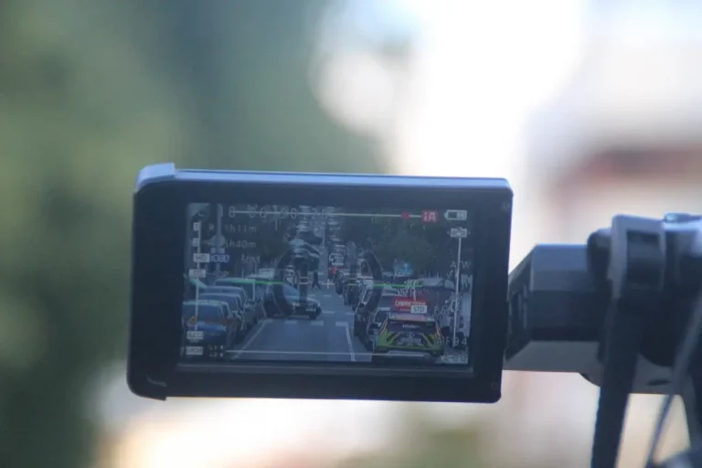 FOTOGRAFÍA. GAVÁ (BARCELOAN) REINO DE ESPAÑA, 27 DE SEPTIEMBRE DE 2025. La manifestación motorizada contra la ZBE en Gavá, convocada por la Asociación de Comerciantes y Vecinos Trias Gaudí de Gavá, ha contado con la participación de la Plataforma Afectados por las Restricciones Circulatorias (PARC), de los Grupos Municipales de VOX en los Ayuntamientos de Gavá y Viladecans. Lasvocesdelpueblo ha registrado la asistencia de las tres concejalas de VOX en Viladecans: Marina Ferrer Sánchez (portavoz), Josling Efigenia Montilva Peralta y Raquel Hermosilla Martínez; y la del jefe de filas de los de Santiago Abascal Conde en Gavá, Marc Cívico Morales. Los portavoces de la Asociación de Comerciantes y Vecinos Trias Gaudí de Gavá, Yolanda Oliva y Jorge Pérez, han asegurado que van a luchar hasta tumbar la implantación de la ZBE en su ciudad porque al juicio de las clases obreras en Gavá, la iniciativa del Gobierno socialista trae más ruina y miseria, además de cierre de negocios de las clases trabajadoras. Lasvocesdelpueblo  (Ñ pueblo)
