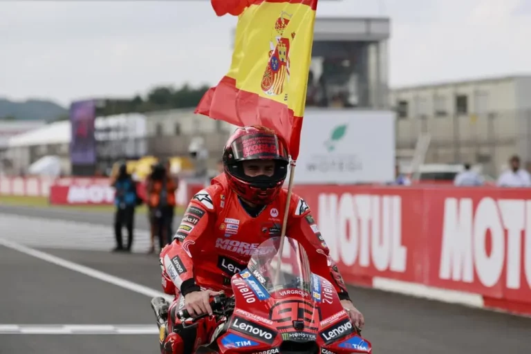 FOTOGRAFÍA. MOTEGI (TOCHIGI) JAPÓN, 28 DE SEPTIEMBRE DE 2025. El piloto español del equipo MotoGP Ducati Lenovo Team Marc Márquez Alentà celebra su título de Campeón del Mundo 2025 después de la carrera en el Gran Premio de Motociclismo de Japón en Motegi (Tochigi) Japón. Efe