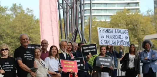 FOTOGRAFÍA. BARCELONA (CATALUÑA) REINO DE ESAPAÑA, 29 DE SEPTIEMBRE DE 2025. Un grupo de catalanes protesta frente a Mondiacult contra la discriminación del español en Cataluña. Los manifestantes portaban carteles con mensajes contra la discriminación del idioma español en Cataluña y leyeron un manifiesto en español e inglés, durante la primera jornada de la conferencia internacional de la UNESCO (Mondiacult 2025), que reúne a los ministros de cultura del mundo: «El español es perseguido por los políticos catalanes»; «El español también es cultura»; «La cultura no es censura»; «Las sentencias se cumplen, no se ocultan»; «La lengua une, Salvador Illa Roca divide»; «La lengua debe unir, no dividir»; «Basta a la discriminación contra los hispanohablantes»; «Ni una política para silenciar el español»; «Basta de imposiciones, queremos opciones (elección)». Lasvocesdelpueblo (Ñ Pueblo)