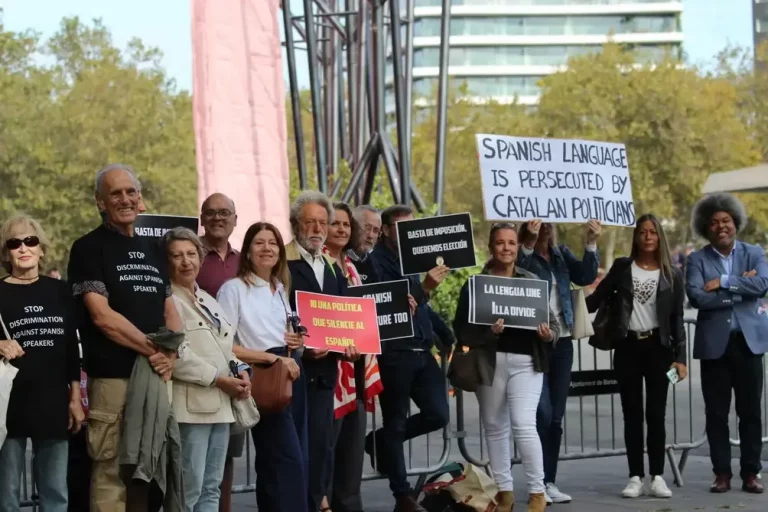 FOTOGRAFÍA. BARCELONA (CATALUÑA) REINO DE ESAPAÑA, 29 DE SEPTIEMBRE DE 2025. Un grupo de catalanes protesta frente a Mondiacult contra la discriminación del español en Cataluña. Los manifestantes portaban carteles con mensajes contra la discriminación del idioma español en Cataluña y leyeron un manifiesto en español e inglés, durante la primera jornada de la conferencia internacional de la UNESCO (Mondiacult 2025), que reúne a los ministros de cultura del mundo: «El español es perseguido por los políticos catalanes»; «El español también es cultura»; «La cultura no es censura»; «Las sentencias se cumplen, no se ocultan»; «La lengua une, Salvador Illa Roca divide»; «La lengua debe unir, no dividir»; «Basta a la discriminación contra los hispanohablantes»; «Ni una política para silenciar el español»; «Basta de imposiciones, queremos opciones (elección)». Lasvocesdelpueblo (Ñ Pueblo)