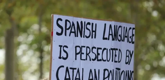 FOTOGRAFÍA. BARCELONA (CATALUÑA) REINO DE ESAPAÑA, 29 DE SEPTIEMBRE DE 2025. Un grupo de catalanes protesta frente a Mondiacult contra la discriminación del español en Cataluña. Los manifestantes portaban carteles con mensajes contra la discriminación del idioma español en Cataluña y leyeron un manifiesto en español e inglés, durante la primera jornada de la conferencia internacional de la UNESCO (Mondiacult 2025), que reúne a los ministros de cultura del mundo: «El español es perseguido por los políticos catalanes»; «El español también es cultura»; «La cultura no es censura»; «Las sentencias se cumplen, no se ocultan»; «La lengua une, Salvador Illa Roca divide»; «La lengua debe unir, no dividir»; «Basta a la discriminación contra los hispanohablantes»; «Ni una política para silenciar el español»; «Basta de imposiciones, queremos opciones (elección)». Lasvocesdelpueblo (Ñ Pueblo)