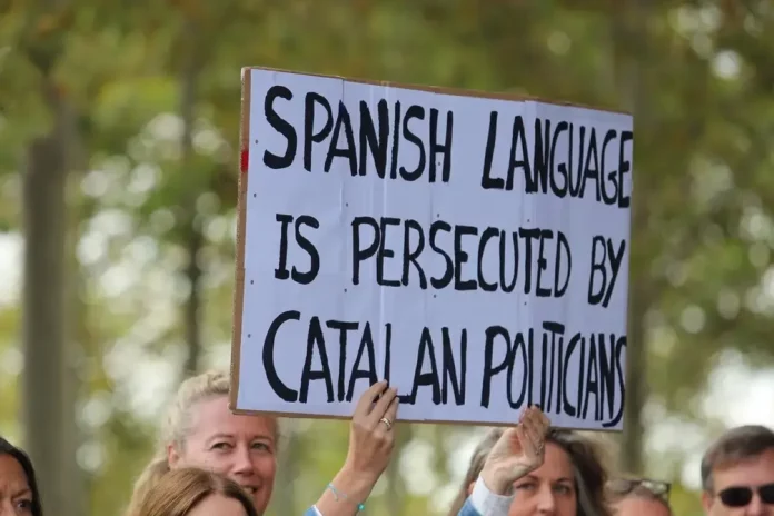 FOTOGRAFÍA. BARCELONA (CATALUÑA) REINO DE ESAPAÑA, 29 DE SEPTIEMBRE DE 2025. Un grupo de catalanes protesta frente a Mondiacult contra la discriminación del español en Cataluña. Los manifestantes portaban carteles con mensajes contra la discriminación del idioma español en Cataluña y leyeron un manifiesto en español e inglés, durante la primera jornada de la conferencia internacional de la UNESCO (Mondiacult 2025), que reúne a los ministros de cultura del mundo: «El español es perseguido por los políticos catalanes»; «El español también es cultura»; «La cultura no es censura»; «Las sentencias se cumplen, no se ocultan»; «La lengua une, Salvador Illa Roca divide»; «La lengua debe unir, no dividir»; «Basta a la discriminación contra los hispanohablantes»; «Ni una política para silenciar el español»; «Basta de imposiciones, queremos opciones (elección)». Lasvocesdelpueblo (Ñ Pueblo)