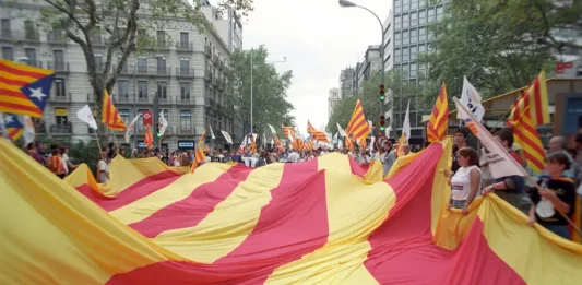 FOTOGRAFÍA. BARCELONA (CATALUÑA) REINO DE ESPAÑA, 11 DE SEPTIEMBRE DE 1998. Más de 6.000 separatistas se manifiestan por el centro de Barcelona, convocadas por grupos secesionistas, con motivo del Día de la Comunidad Autónoma de Cataluña (Diada Catalunya), Once Septiembre (11-S) de este 1998. Efe