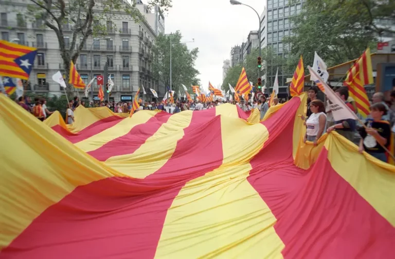 FOTOGRAFÍA. BARCELONA (CATALUÑA) REINO DE ESPAÑA, 11 DE SEPTIEMBRE DE 1998. Más de 6.000 separatistas se manifiestan por el centro de Barcelona, convocadas por grupos secesionistas, con motivo del Día de la Comunidad Autónoma de Cataluña (Diada Catalunya), Once Septiembre (11-S) de este 1998. Efe