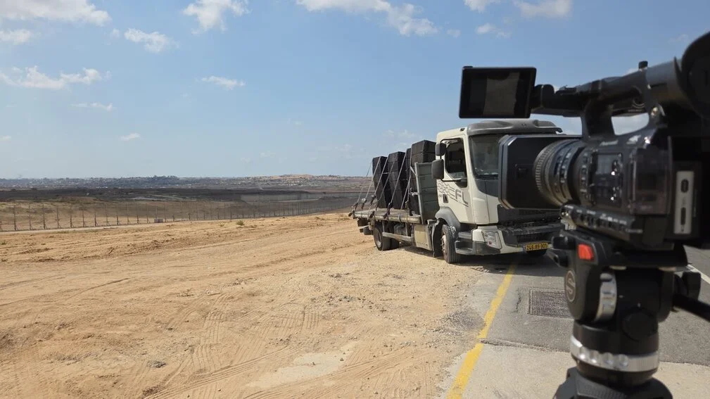 FOTOGRAFÍA. NUEVA YORK (ESTADOS UNIDOS DE AMERICA, EEUU)/SUR DE ISRAEL-FRONTERA CON FRANJA DE GAZA, 26 DE SEPTIEMBRE DE 2025. El primer ministro del Estado de Israel, "Bibi" Benjamín Netanyahu, protagonizó este jueves una intervención histórica desde la Tribuna de la 80ª Asamblea General de la ONG corrupta y criminal llamada "Organización de las Naciones Unidas". El Ejército israelí Tzáhal y Servicio de Inteligencia y Seguridad General Interior de Israel (Shabak) también conocido como (Shin Bet) tomaron el control de todos los teléfonos móviles en Gaza para transmitir en directo el discurso de "Bibi" Benjamín Netanyahu. En una acción sin precedentes, "Bibi" Benjamín Netanyahu aseguró durante su discurso que las Fuerzas de Defensa de Israel (FDI), integrantes dle Ejército israelí Tzáhal, han tomado hoy el control de los teléfonos de los residentes de Gaza y de los miembros de Hamas ISIS, y que su discurso ahora está siendo transmitido en vivo a través de los teléfonos. Lasvocesdelpueblo (Ñ Pueblo)