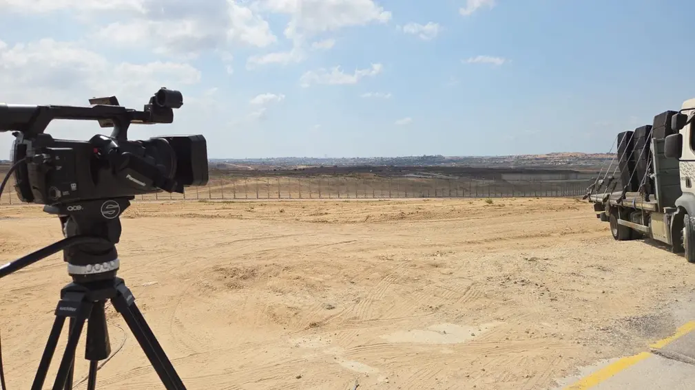 FOTOGRAFÍA. NUEVA YORK (ESTADOS UNIDOS DE AMERICA, EEUU)/SUR DE ISRAEL-FRONTERA CON FRANJA DE GAZA, 26 DE SEPTIEMBRE DE 2025. El primer ministro del Estado de Israel, "Bibi" Benjamín Netanyahu, protagonizó este jueves una intervención histórica desde la Tribuna de la 80ª Asamblea General de la ONG corrupta y criminal llamada "Organización de las Naciones Unidas". El Ejército israelí Tzáhal y Servicio de Inteligencia y Seguridad General Interior de Israel (Shabak) también conocido como (Shin Bet) tomaron el control de todos los teléfonos móviles en Gaza para transmitir en directo el discurso de "Bibi" Benjamín Netanyahu. En una acción sin precedentes, "Bibi" Benjamín Netanyahu aseguró durante su discurso que las Fuerzas de Defensa de Israel (FDI), integrantes dle Ejército israelí Tzáhal, han tomado hoy el control de los teléfonos de los residentes de Gaza y de los miembros de Hamas ISIS, y que su discurso ahora está siendo transmitido en vivo a través de los teléfonos. Lasvocesdelpueblo (Ñ Pueblo)