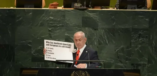 FOTOGRAFÍA. NUEVA YORK (ESTADOS UNIDOS DE AMERICA, EEUU), 26 DE SEPTIEMBRE DE 2025. El primer ministro del Estado de Israel, "Bibi" Benjamín Netanyahu, protagonizó este jueves una intervención histórica desde la Tribuna de la 80ª Asamblea General de la ONG corrupta y criminal llamada "Organización de las Naciones Unidas". El Ejército israelí Tzáhal y Servicio de Inteligencia y Seguridad General Interior de Israel (Shabak) también conocido como (Shin Bet) tomaron el control de todos los teléfonos móviles en Gaza para transmitir en directo el discurso de "Bibi" Benjamín Netanyahu. En una acción sin precedentes, "Bibi" Benjamín Netanyahu aseguró durante su discurso que las Fuerzas de Defensa de Israel (FDI), integrantes dle Ejército israelí Tzáhal, han tomado hoy el control de los teléfonos de los residentes de Gaza y de los miembros de Hamas ISIS, y que su discurso ahora está siendo transmitido en vivo a través de los teléfonos. Lasvocesdelpueblo (Ñ Pueblo)