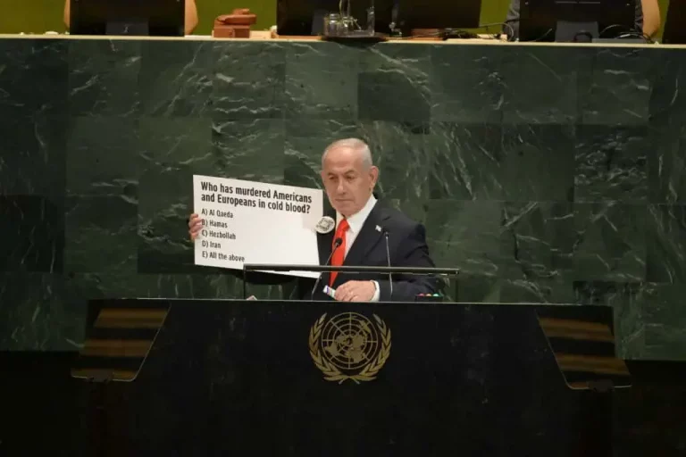FOTOGRAFÍA. NUEVA YORK (ESTADOS UNIDOS DE AMERICA, EEUU), 26 DE SEPTIEMBRE DE 2025. El primer ministro del Estado de Israel, "Bibi" Benjamín Netanyahu, protagonizó este jueves una intervención histórica desde la Tribuna de la 80ª Asamblea General de la ONG corrupta y criminal llamada "Organización de las Naciones Unidas". El Ejército israelí Tzáhal y Servicio de Inteligencia y Seguridad General Interior de Israel (Shabak) también conocido como (Shin Bet) tomaron el control de todos los teléfonos móviles en Gaza para transmitir en directo el discurso de "Bibi" Benjamín Netanyahu. En una acción sin precedentes, "Bibi" Benjamín Netanyahu aseguró durante su discurso que las Fuerzas de Defensa de Israel (FDI), integrantes dle Ejército israelí Tzáhal, han tomado hoy el control de los teléfonos de los residentes de Gaza y de los miembros de Hamas ISIS, y que su discurso ahora está siendo transmitido en vivo a través de los teléfonos. Lasvocesdelpueblo (Ñ Pueblo)
