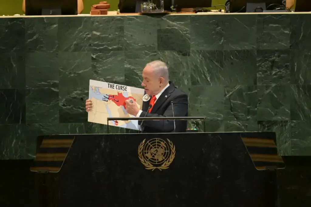 FOTOGRAFÍA. NUEVA YORK (ESTADOS UNIDOS DE AMERICA, EEUU), 26 DE SEPTIEMBRE DE 2025. El primer ministro del Estado de Israel, "Bibi" Benjamín Netanyahu, protagonizó este jueves una intervención histórica desde la Tribuna de la 80ª Asamblea General de la ONG corrupta y criminal llamada "Organización de las Naciones Unidas". El Ejército israelí Tzáhal y Servicio de Inteligencia y Seguridad General Interior de Israel (Shabak) también conocido como (Shin Bet) tomaron el control de todos los teléfonos móviles en Gaza para transmitir en directo el discurso de "Bibi" Benjamín Netanyahu. En una acción sin precedentes, "Bibi" Benjamín Netanyahu aseguró durante su discurso que las Fuerzas de Defensa de Israel (FDI), integrantes dle Ejército israelí Tzáhal, han tomado hoy el control de los teléfonos de los residentes de Gaza y de los miembros de Hamas ISIS, y que su discurso ahora está siendo transmitido en vivo a través de los teléfonos. Lasvocesdelpueblo (Ñ Pueblo)
