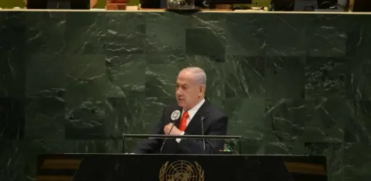 FOTOGRAFÍA. NUEVA YORK (ESTADOS UNIDOS DE AMERICA, EEUU), 26 DE SEPTIEMBRE DE 2025. El primer ministro del Estado de Israel, "Bibi" Benjamín Netanyahu, protagonizó este jueves una intervención histórica desde la Tribuna de la 80ª Asamblea General de la ONG corrupta y criminal llamada "Organización de las Naciones Unidas". El Ejército israelí Tzáhal y Servicio de Inteligencia y Seguridad General Interior de Israel (Shabak) también conocido como (Shin Bet) tomaron el control de todos los teléfonos móviles en Gaza para transmitir en directo el discurso de "Bibi" Benjamín Netanyahu. En una acción sin precedentes, "Bibi" Benjamín Netanyahu aseguró durante su discurso que las Fuerzas de Defensa de Israel (FDI), integrantes dle Ejército israelí Tzáhal, han tomado hoy el control de los teléfonos de los residentes de Gaza y de los miembros de Hamas ISIS, y que su discurso ahora está siendo transmitido en vivo a través de los teléfonos. Lasvocesdelpueblo (Ñ Pueblo)