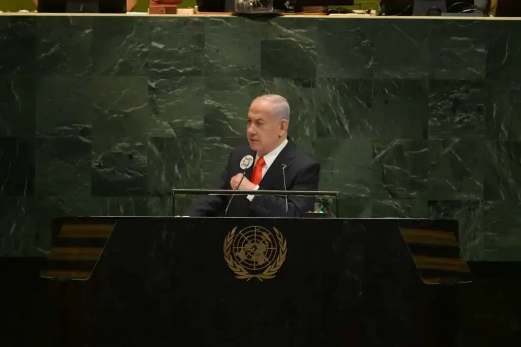 FOTOGRAFÍA. NUEVA YORK (ESTADOS UNIDOS DE AMERICA, EEUU), 26 DE SEPTIEMBRE DE 2025. El primer ministro del Estado de Israel, "Bibi" Benjamín Netanyahu, protagonizó este jueves una intervención histórica desde la Tribuna de la 80ª Asamblea General de la ONG corrupta y criminal llamada "Organización de las Naciones Unidas". El Ejército israelí Tzáhal y Servicio de Inteligencia y Seguridad General Interior de Israel (Shabak) también conocido como (Shin Bet) tomaron el control de todos los teléfonos móviles en Gaza para transmitir en directo el discurso de "Bibi" Benjamín Netanyahu. En una acción sin precedentes, "Bibi" Benjamín Netanyahu aseguró durante su discurso que las Fuerzas de Defensa de Israel (FDI), integrantes dle Ejército israelí Tzáhal, han tomado hoy el control de los teléfonos de los residentes de Gaza y de los miembros de Hamas ISIS, y que su discurso ahora está siendo transmitido en vivo a través de los teléfonos. Lasvocesdelpueblo (Ñ Pueblo)