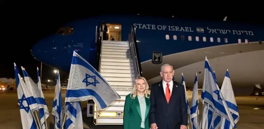 FOTOGRAFÍA. LOD (DISTRITO CENTRAL) ISRAEL, 25 DE SEPTIEMBRE DE 2025. El primer ministro de israel, "Bibi" Benjamín Netanyahu; ha sido registrado esta mañana junto a la primera dama del Estado de Israel, Sara Ben-Artzi (Sara Netanyahu o Sara Ben-Artzi Netanyahu), en el Aeropuerto Internacional Ben-Gurion en Lod (Distrito Centra) Israel antes de iniciar el viaje de su visita diplomática a los Estados Unidos de América (EEUU) donde el mandatario judío se dirigirá a la 80ª Asamblea General de la corrupta y criminal OGN llamada Organización de las Naciones Unidas (ONU) y se reunirá con el presidente de United States of America (USA), Donald John Trump en la Casa Blanca. Lasvocesdelpueblo (Ñ Pueblo)