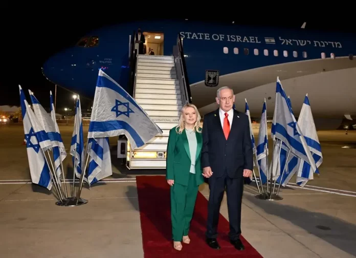 FOTOGRAFÍA. LOD (DISTRITO CENTRAL) ISRAEL, 25 DE SEPTIEMBRE DE 2025. El primer ministro de israel, "Bibi" Benjamín Netanyahu; ha sido registrado esta mañana junto a la primera dama del Estado de Israel, Sara Ben-Artzi (Sara Netanyahu o Sara Ben-Artzi Netanyahu), en el Aeropuerto Internacional Ben-Gurion en Lod (Distrito Centra) Israel antes de iniciar el viaje de su visita diplomática a los Estados Unidos de América (EEUU) donde el mandatario judío se dirigirá a la 80ª Asamblea General de la corrupta y criminal OGN llamada Organización de las Naciones Unidas (ONU) y se reunirá con el presidente de United States of America (USA), Donald John Trump en la Casa Blanca. Lasvocesdelpueblo (Ñ Pueblo)