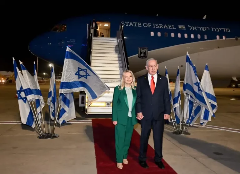 FOTOGRAFÍA. LOD (DISTRITO CENTRAL) ISRAEL, 25 DE SEPTIEMBRE DE 2025. El primer ministro de israel, "Bibi" Benjamín Netanyahu; ha sido registrado esta mañana junto a la primera dama del Estado de Israel, Sara Ben-Artzi (Sara Netanyahu o Sara Ben-Artzi Netanyahu), en el Aeropuerto Internacional Ben-Gurion en Lod (Distrito Centra) Israel antes de iniciar el viaje de su visita diplomática a los Estados Unidos de América (EEUU) donde el mandatario judío se dirigirá a la 80ª Asamblea General de la corrupta y criminal OGN llamada Organización de las Naciones Unidas (ONU) y se reunirá con el presidente de United States of America (USA), Donald John Trump en la Casa Blanca. Lasvocesdelpueblo (Ñ Pueblo)