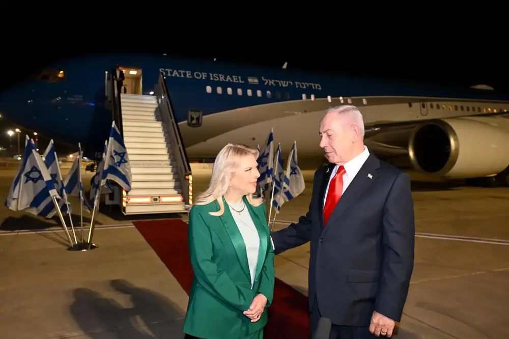 FOTOGRAFÍA. LOD (DISTRITO CENTRAL) ISRAEL, 25 DE SEPTIEMBRE DE 2025. El primer ministro de israel, "Bibi" Benjamín Netanyahu; ha sido registrado esta mañana junto a la primera dama del Estado de Israel, Sara Ben-Artzi (Sara Netanyahu o Sara Ben-Artzi Netanyahu), en el Aeropuerto Internacional Ben-Gurion en Lod (Distrito Centra) Israel antes de iniciar el viaje de su visita diplomática a los Estados Unidos de América (EEUU) donde el mandatario judío se dirigirá a la 80ª Asamblea General de la corrupta y criminal OGN llamada Organización de las Naciones Unidas (ONU) y se reunirá con el presidente de United States of America (USA), Donald John Trump en la Casa Blanca. Lasvocesdelpueblo (Ñ Pueblo)