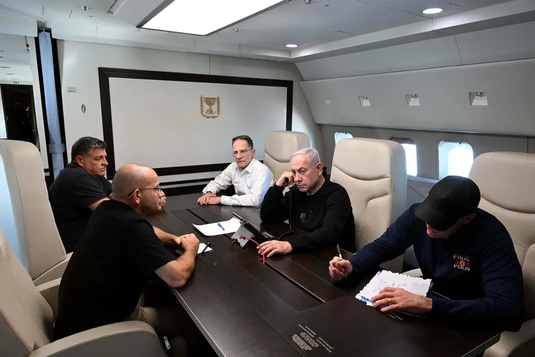 FOTOGRAFÍA. LOD (DISTRITO CENTRAL) ISRAEL, 25 DE SEPTIEMBRE DE 2025. "El primer ministro Benjamín Netanyahu ordenó el ataque en Yemen mientras se dirigía a Washington y recibió actualizaciones periódicas del Ministro de Defensa, el Jefe de Estado Mayor de las Fuerzas de Defensa de Israel (FDI) del Ejército israelí Tzáhal y su Secretario Militar. El ataque se centró en los centros de mando y depósitos de material de guerra de los Hutíes ISIS en Saná (Yemen)", según comunicado del Gobierno israelí. El primer ministro de israel, "Bibi" Benjamín Netanyahu; ha sido registrado esta mañana junto a la primera dama del Estado de Israel, Sara Ben-Artzi (Sara Netanyahu o Sara Ben-Artzi Netanyahu), en el Aeropuerto Internacional Ben-Gurion en Lod (Distrito Centra) Israel antes de iniciar el viaje de su visita diplomática a los Estados Unidos de América (EEUU) donde el mandatario judío se dirigirá a la 80ª Asamblea General de la corrupta y criminal OGN llamada Organización de las Naciones Unidas (ONU) y se reunirá con el presidente de United States of America (USA), Donald John Trump en la Casa Blanca. Lasvocesdelpueblo (Ñ Pueblo)