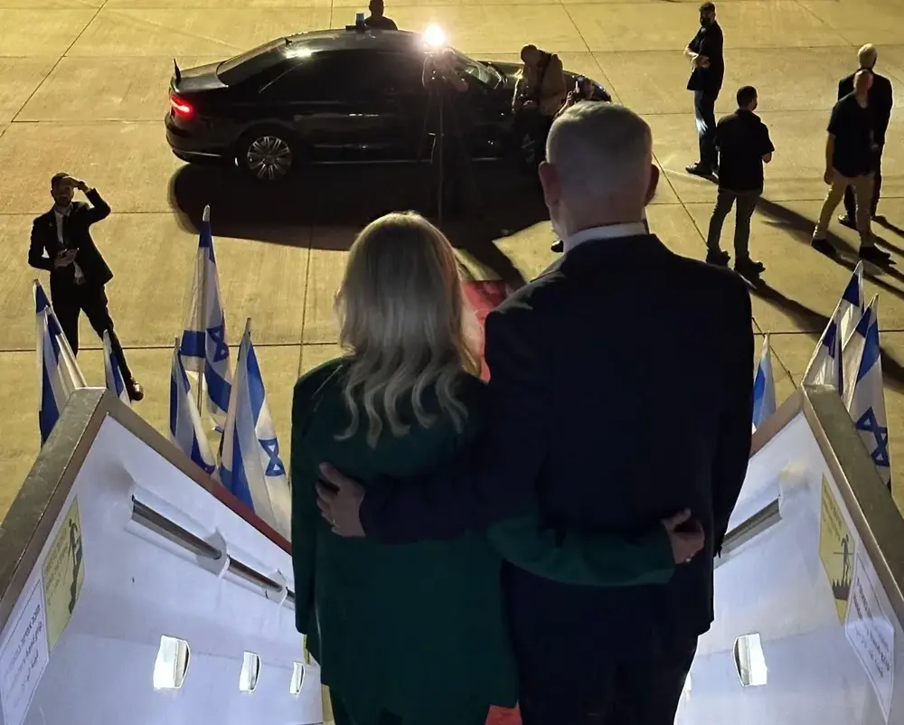 FOTOGRAFÍA. LOD (DISTRITO CENTRAL) ISRAEL, 25 DE SEPTIEMBRE DE 2025. El primer ministro de israel, "Bibi" Benjamín Netanyahu; ha sido registrado esta mañana junto a la primera dama del Estado de Israel, Sara Ben-Artzi (Sara Netanyahu o Sara Ben-Artzi Netanyahu), en el Aeropuerto Internacional Ben-Gurion en Lod (Distrito Centra) Israel antes de iniciar el viaje de su visita diplomática a los Estados Unidos de América (EEUU) donde el mandatario judío se dirigirá a la 80ª Asamblea General de la corrupta y criminal OGN llamada Organización de las Naciones Unidas (ONU) y se reunirá con el presidente de United States of America (USA), Donald John Trump en la Casa Blanca. Lasvocesdelpueblo (Ñ Pueblo)
