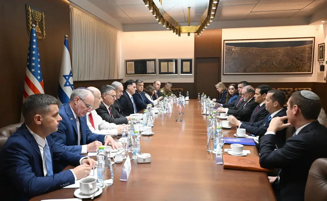 FOTOGRAFÍA. JERUSALÉN (ISRAEL), 14 DE SEPTIEMBRE DE 2025. El Primer ministro del Estado de Israel, "Bibi" Benjamin Netanyahu, y su esposa, Sara Netanyahu; visitaron hoy (domingo) el Muro Occidental en la capital del país hebreo, Jerusalén, junto con el Secretario de Estado de los Estados Unidos de América (EEUU) de la Administración Donald John Trump/James David Vance, Marco Antonio Rubio; y su esposa, Jeanette Christina Dousdebes Rubio; y el Embajador de los EEUU en Israel, Michael Dale Huckabee (Mike Huckabee); y su esposa, Janet McCain Huckabee. Lasvocesdelpueblo (Ñ Pueblo)