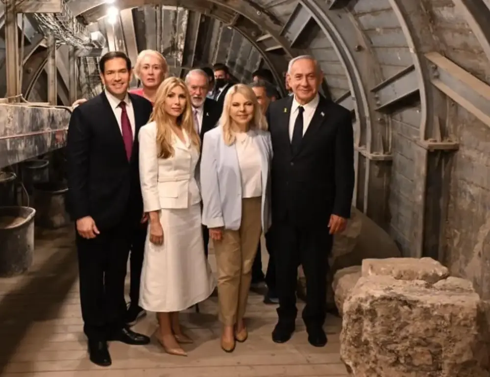 FOTOGRAFÍA. JERUSALÉN (ISRAEL), 14 DE SEPTIEMBRE DE 2025. El Primer ministro del Estado de Israel, "Bibi" Benjamin Netanyahu, y su esposa, Sara Netanyahu; visitaron hoy (domingo) el Muro Occidental en la capital del país hebreo, Jerusalén, junto con el Secretario de Estado de los Estados Unidos de América (EEUU) de la Administración Donald John Trump/James David Vance, Marco Antonio Rubio; y su esposa, Jeanette Christina Dousdebes Rubio; y el Embajador de los EEUU en Israel, Michael Dale Huckabee (Mike Huckabee); y su esposa, Janet McCain Huckabee. Lasvocesdelpueblo (Ñ Pueblo)
