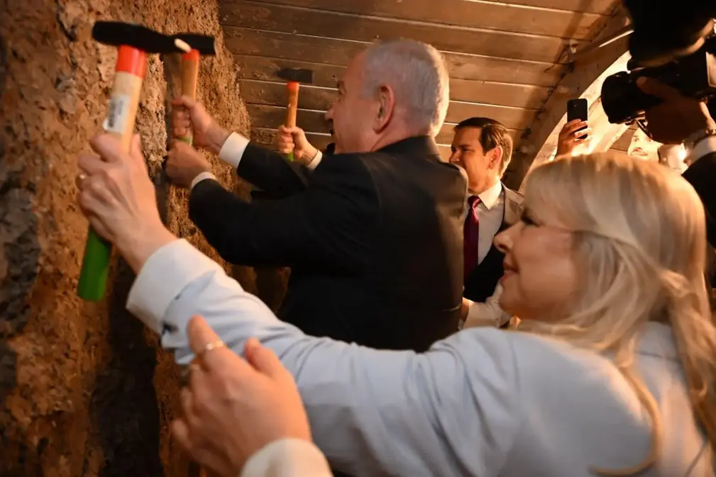 FOTOGRAFÍA. JERUSALÉN (ISRAEL), 14 DE SEPTIEMBRE DE 2025. El Primer ministro del Estado de Israel, "Bibi" Benjamin Netanyahu, y su esposa, Sara Netanyahu; visitaron hoy (domingo) el Muro Occidental en la capital del país hebreo, Jerusalén, junto con el Secretario de Estado de los Estados Unidos de América (EEUU) de la Administración Donald John Trump/James David Vance, Marco Antonio Rubio; y su esposa, Jeanette Christina Dousdebes Rubio; y el Embajador de los EEUU en Israel, Michael Dale Huckabee (Mike Huckabee); y su esposa, Janet McCain Huckabee. Lasvocesdelpueblo (Ñ Pueblo)