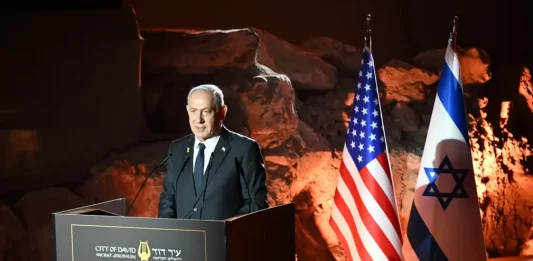 FOTOGRAFÍA. JERUSALÉN (ISRAEL), 14 DE SEPTIEMBRE DE 2025. El Primer ministro del Estado de Israel, "Bibi" Benjamín Netanyahu (en la imagen); y su esposa, Sara Netanyahu; visitaron hoy (domingo) el Muro Occidental en la capital del país hebreo, Jerusalén, junto con el Secretario de Estado de los Estados Unidos de América (EEUU) de la Administración Donald John Trump/James David Vance, Marco Antonio Rubio (i); y su esposa, Jeanette Christina Dousdebes Rubio; y el Embajador de los EEUU en Israel, Michael Dale Huckabee (Mike Huckabee); y su esposa, Janet McCain Huckabee. Lasvocesdelpueblo (Ñ Pueblo)