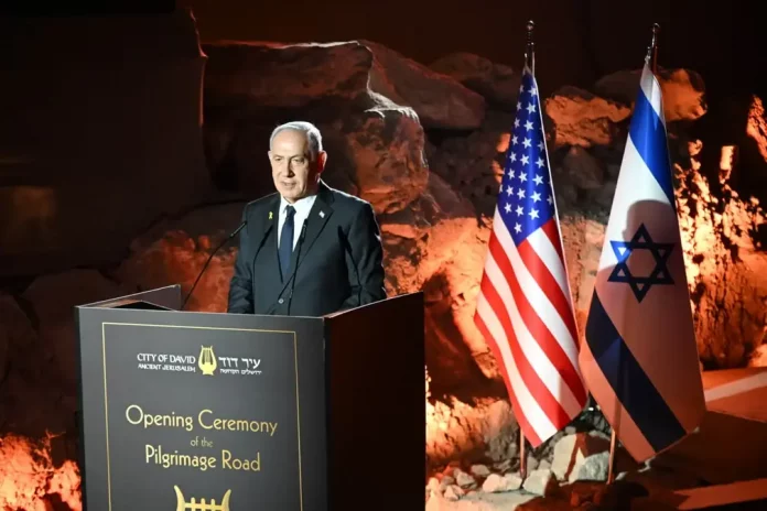 FOTOGRAFÍA. JERUSALÉN (ISRAEL), 14 DE SEPTIEMBRE DE 2025. El Primer ministro del Estado de Israel, "Bibi" Benjamín Netanyahu (en la imagen); y su esposa, Sara Netanyahu; visitaron hoy (domingo) el Muro Occidental en la capital del país hebreo, Jerusalén, junto con el Secretario de Estado de los Estados Unidos de América (EEUU) de la Administración Donald John Trump/James David Vance, Marco Antonio Rubio (i); y su esposa, Jeanette Christina Dousdebes Rubio; y el Embajador de los EEUU en Israel, Michael Dale Huckabee (Mike Huckabee); y su esposa, Janet McCain Huckabee. Lasvocesdelpueblo (Ñ Pueblo)