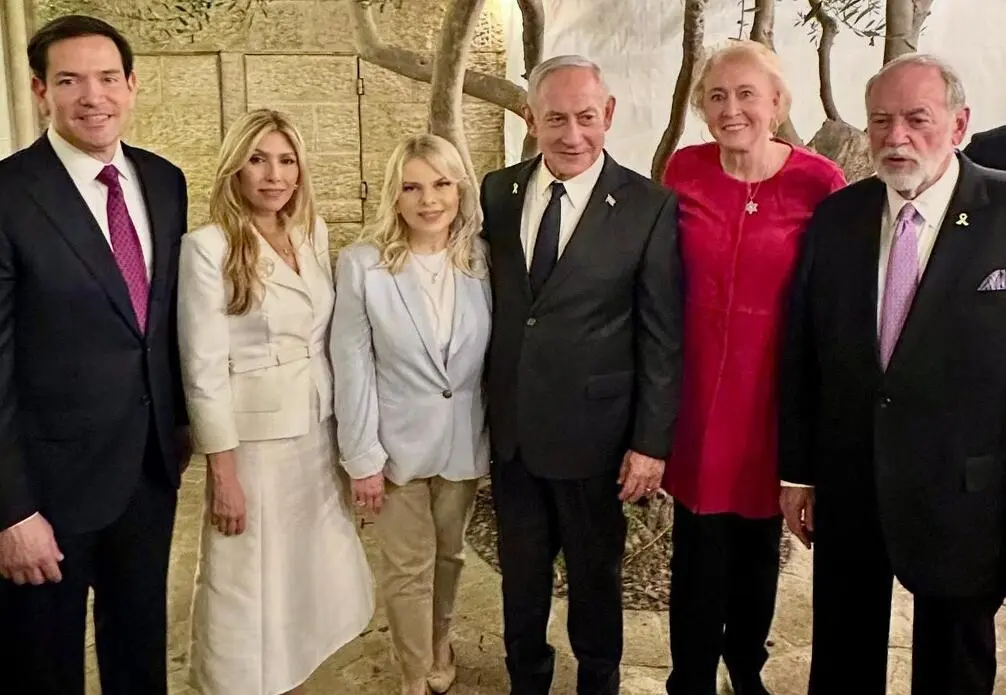 FOTOGRAFÍA. JERUSALÉN (ISRAEL), 14 DE SEPTIEMBRE DE 2025. El Primer ministro del Estado de Israel, "Bibi" Benjamin Netanyahu (d); y su esposa, Sara Netanyahu; visitaron hoy (domingo) el Muro Occidental en la capital del país hebreo, Jerusalén, junto con el Secretario de Estado de los Estados Unidos de América (EEUU) de la Administración Donald John Trump/James David Vance, Marco Antonio Rubio (i); y su esposa, Jeanette Christina Dousdebes Rubio; y el Embajador de los EEUU en Israel, Michael Dale Huckabee (Mike Huckabee); y su esposa, Janet McCain Huckabee. Lasvocesdelpueblo (Ñ Pueblo)